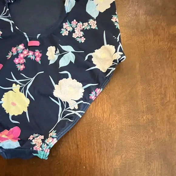 GENTLY USED GIRL'S ROXY BEAUTIFUL FLORAL BATHING SUIT, SIZE 10